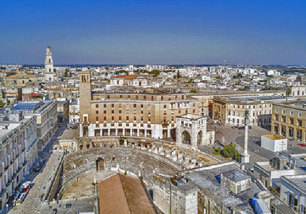 Vista dall'alto della Città di Lecce. Un viaggio tra storia tradizione e bellezza eterna. 