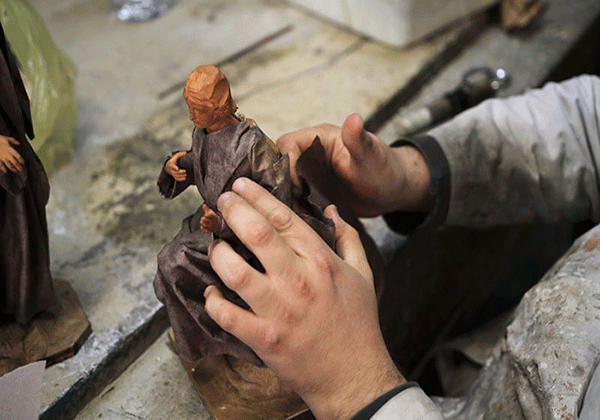 Abile artigiano mentre lavora una statuetta in cartapesta un viaggio tra storia e tradizione.