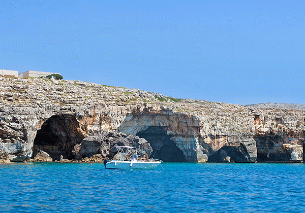Vista delle Grotte Tre Porte a Santa Maria di Leuca, Salento