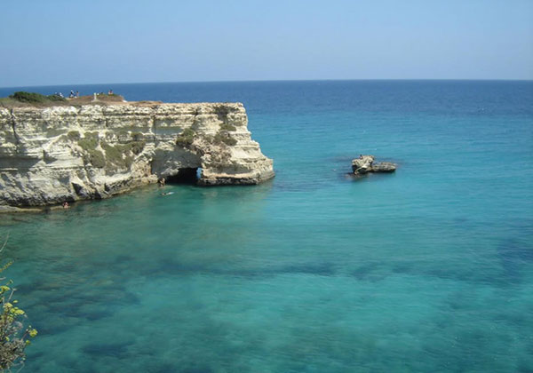 Ingresso della Grotta degli Amanti, San Foca, Lecce.