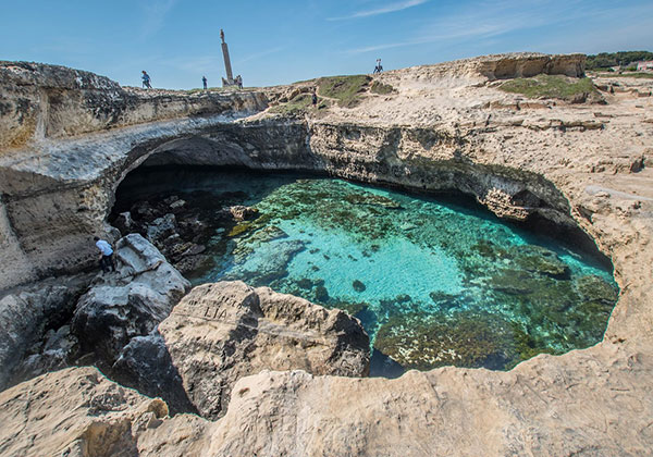 Fantastica piscina naturale della Grotta della Poesia, Roca Vecchia, Lecce.