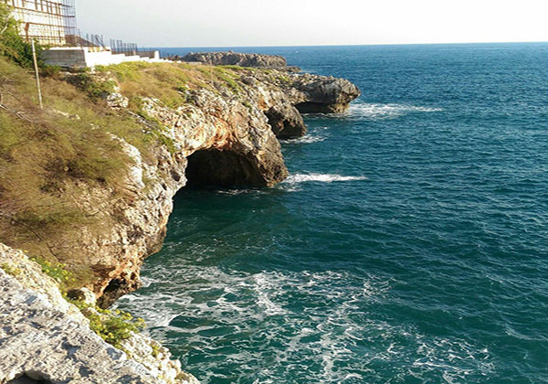 Vista dalla scogliera della Grotta Tre Porte, Santa Maria di Leuca, Lecce.