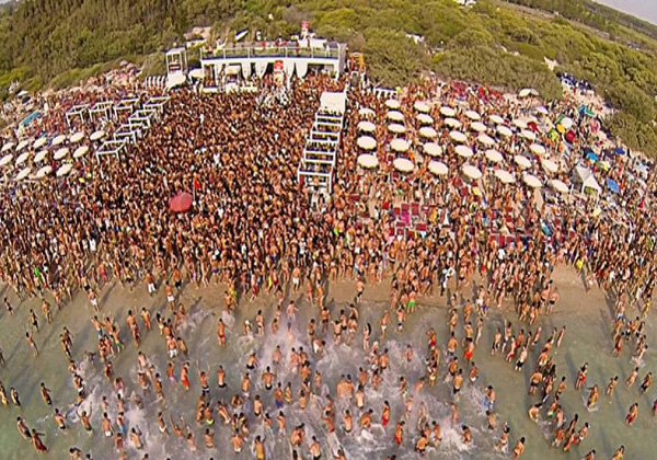 Balli in spiaggia al "Beach Club Sansara", Gallipoli, Lecce.