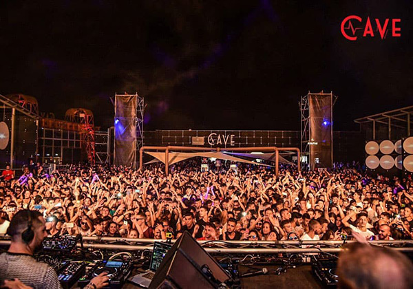 Una moltitudine di gente che balla alla Discoteca "Cave" a Gallipoli, Lecce.