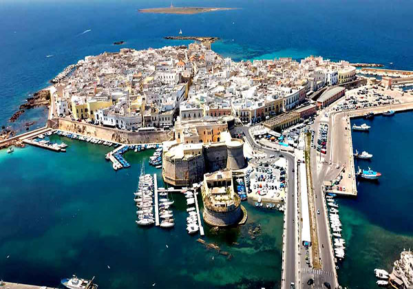 Vista dall'alto della Città Vecchia di Gallipoli e sullo sfondo l'Isola di Sant'Andrea, Gallipoli, Lecce.