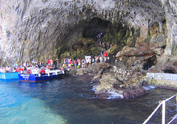 Grande ingresso nella Grotta della Zinzulusa, Castro, Lecce.