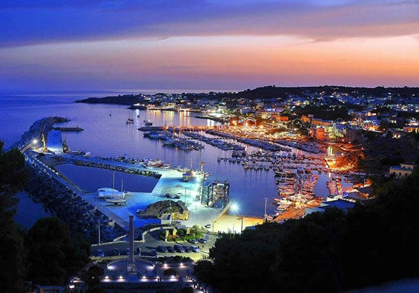 Al tramonto splendida vista dall'alto del porto e del caseggiato della marina di Santa Maria di Leuca, Lecce.