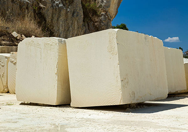 Interi blocchi grezzi di Pietra Leccese.