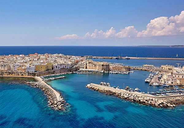 Insenatura del Porto Turistico, sulla sfondo il Porto Commerciale e parte della Città Vecchia di Gallipoli, Lecce.