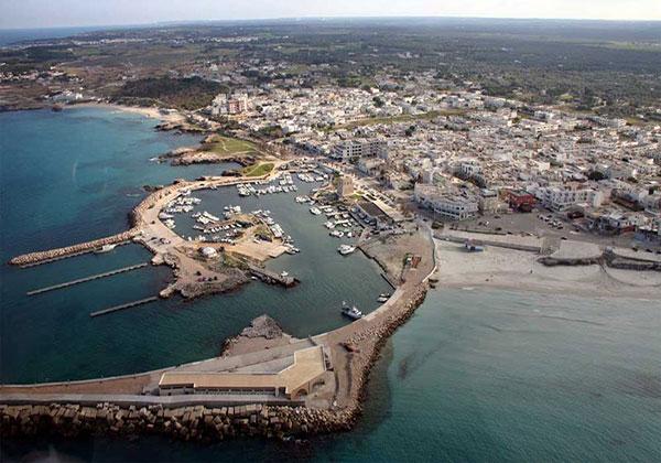 Vista dall'alto del Porto e del caseggiato della marina di San Foca, Melendugno, Lecce.
