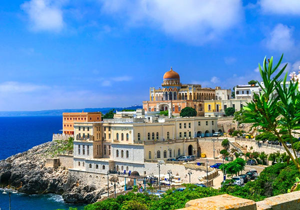 Bellissima vista della scogliera a picco sul mare e del caseggiato adagiato sulla collina dove sorge la marina di Santa Cesare Terme, Lecce.