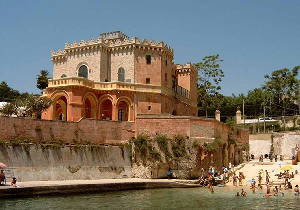 Storico edificio su una piccola spiaggetta a Tricase Porto, Lecce.