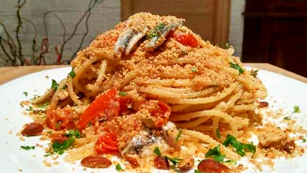 "Spaghetti con mollica di pane e acciughe" piatto tipico della cucina tradizionale salentina.