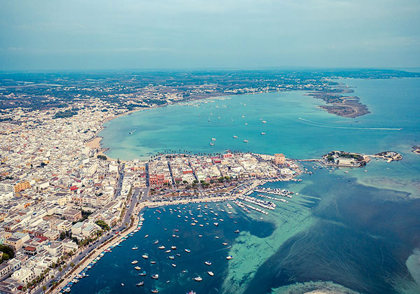 Vista dall'alto della Marina di Porto Cesareo, dell'isola dei Conigli e della grande baia che delimita in porto di Porto Cesareo, Lecce.