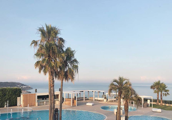 Di giorno la vista sul mare dalla piscina della "Discoteca BluBay", Castro, Lecce.