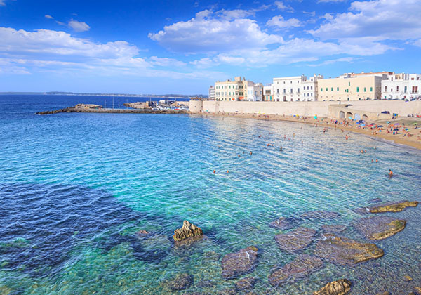 Stupenda vista della storica piccola spiaggia sabbiosa nella Città Vecchia di Gallipoli, Gallipoli, Lecce.