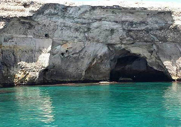 Immagine ravvicinata dell'ingresso della Grotta degli Amanti, San Foca, Lecce.