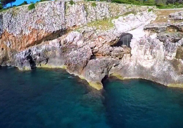 Vista dall'alto della Grotta dei Romanelli, Castro, Lecce.