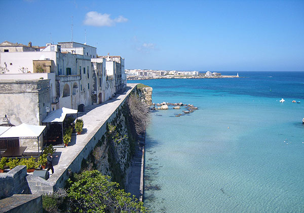 Stupendo scorcio di lungomare che cade a picco sul mare scatto fatto dal Bastione dei Pelasgi a Otranto, Lecce.