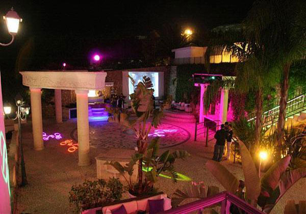Vista di colonne romane e luci soffuse alla Discoteca Riobo, Gallipoli, Lecce.