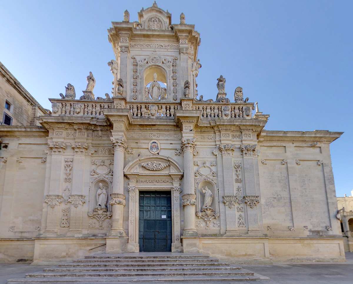 Rappresentativa immagine del barocco leccese con la superba facciata del duomo di Lecce.