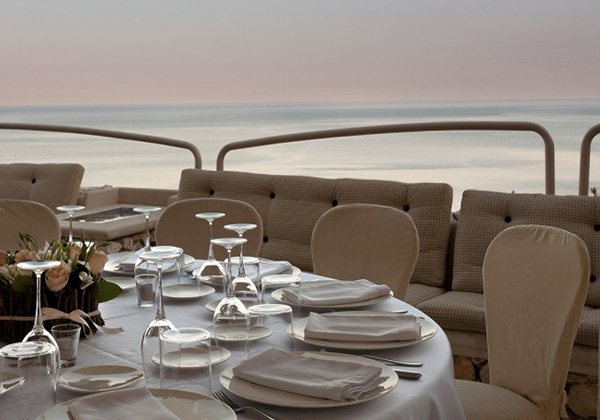 Immagine di un tavolo del ristorante sul mare del "Gibò Luxury Club", Località Ciolo, a pochi chilometri di Santa Maria di Leuca.