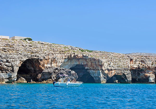 Vista dal mare
dell'ingresso della Grotta Tre Porte, Santa Maria di Leuca, Lecce.