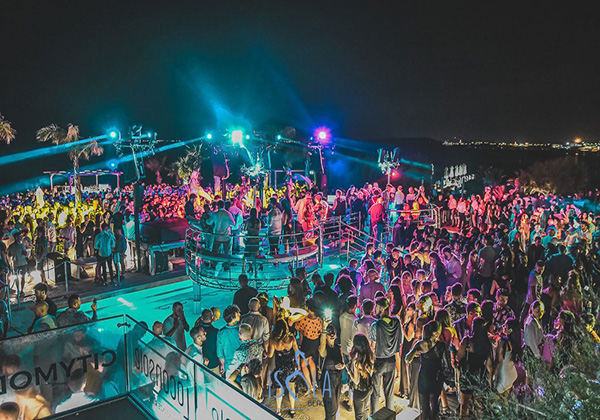 Pista da ballo di notte al "Beach Club Isola Beach", Porto Cesareo, Lecce.