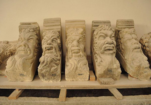 Basi per colonne, in Pietra Leccese che raffigurano varie caricature di facce di persone.