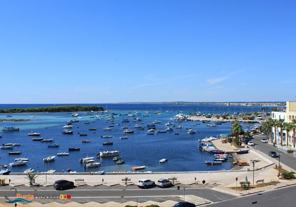 Barche ormeggiate nel Porto di Porto Cesareo, Lecce.