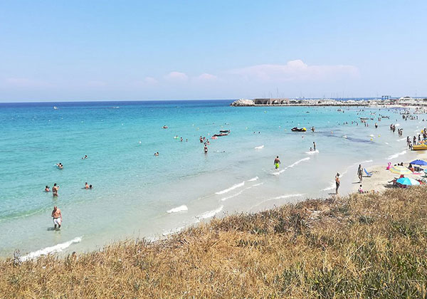 Bellissima spiaggia sabbiosa con al ridosso delle meravigliose dune. San Foca, Melendugno, Lecce.