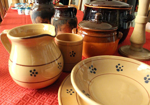 Vasellame realizzato in terracotta salentina.
