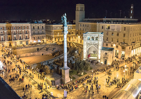 Vista di sera dell'Anfiteatro Romano e della colonna di Santo Oronzo in Piazza Santo Oronzo a Lecce.