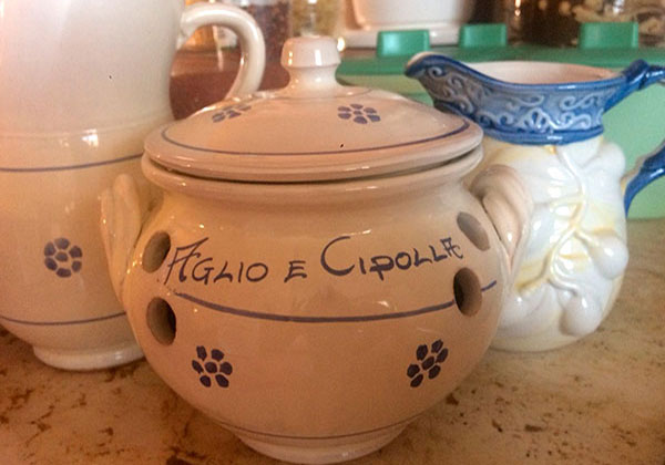 Vario vasellame realizzato in ceramica e terracotta leccese.