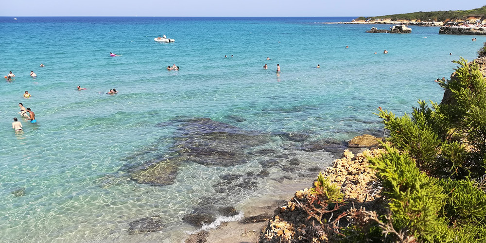 Gente che fa il bagno in questo mare cristallino, "Spiaggia degli Alimini", Laghi Alimini, Otranto.