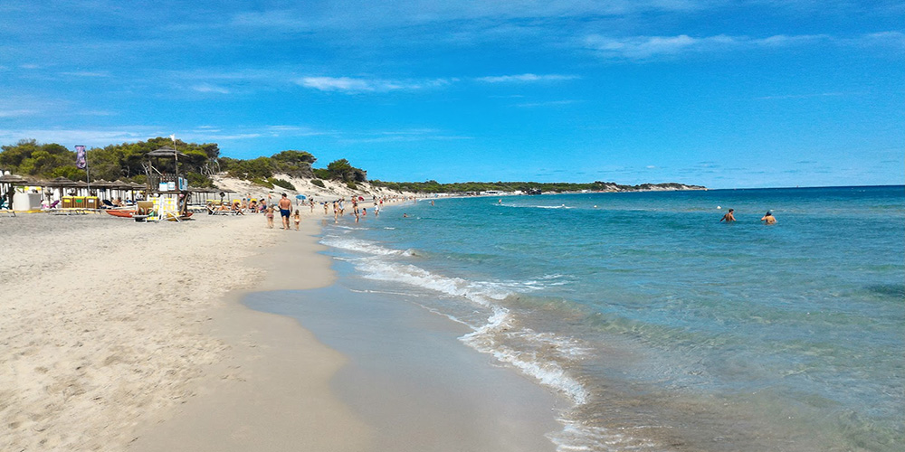 Passeggiata sul bagnasciuga, spiaggia degli Alimini, Otranto.
