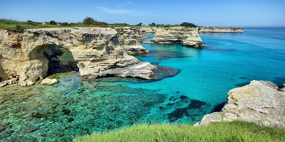 Scogliera nelle vicinanze della, "Grotta della Poesia", San Foca, Melendugno, Lecce.