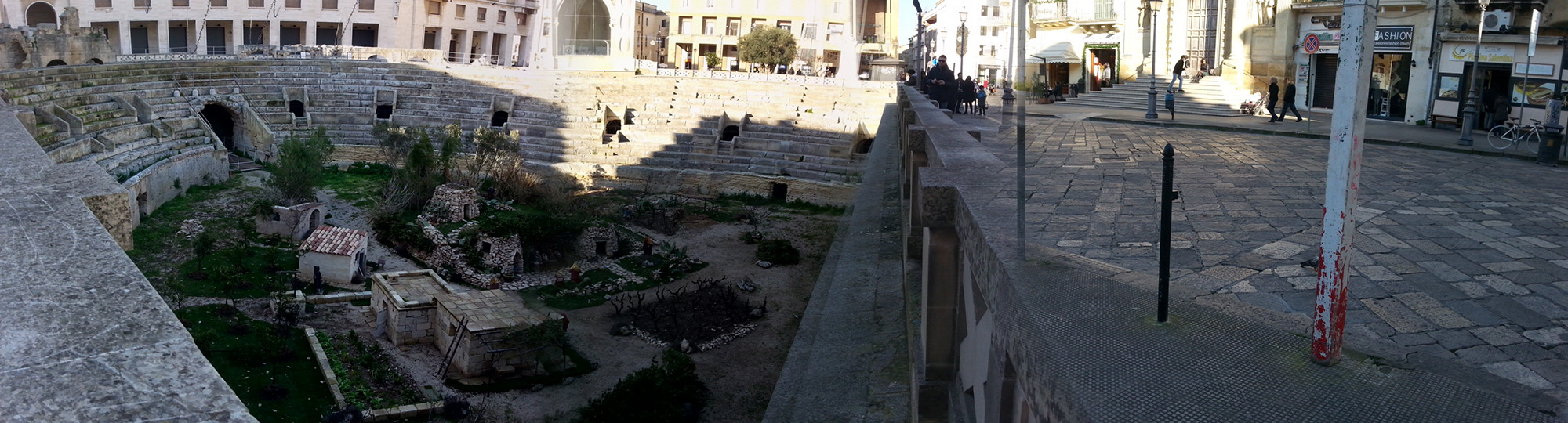 Anfiteatro romano con il presepe in grandezza naturale. Piazza S. Oronzo, Lecce.