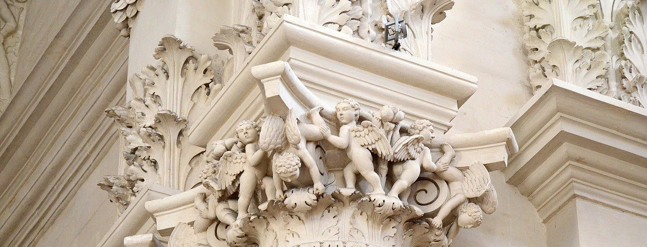 Capitello finemente lavorato in Pietra Leccese.