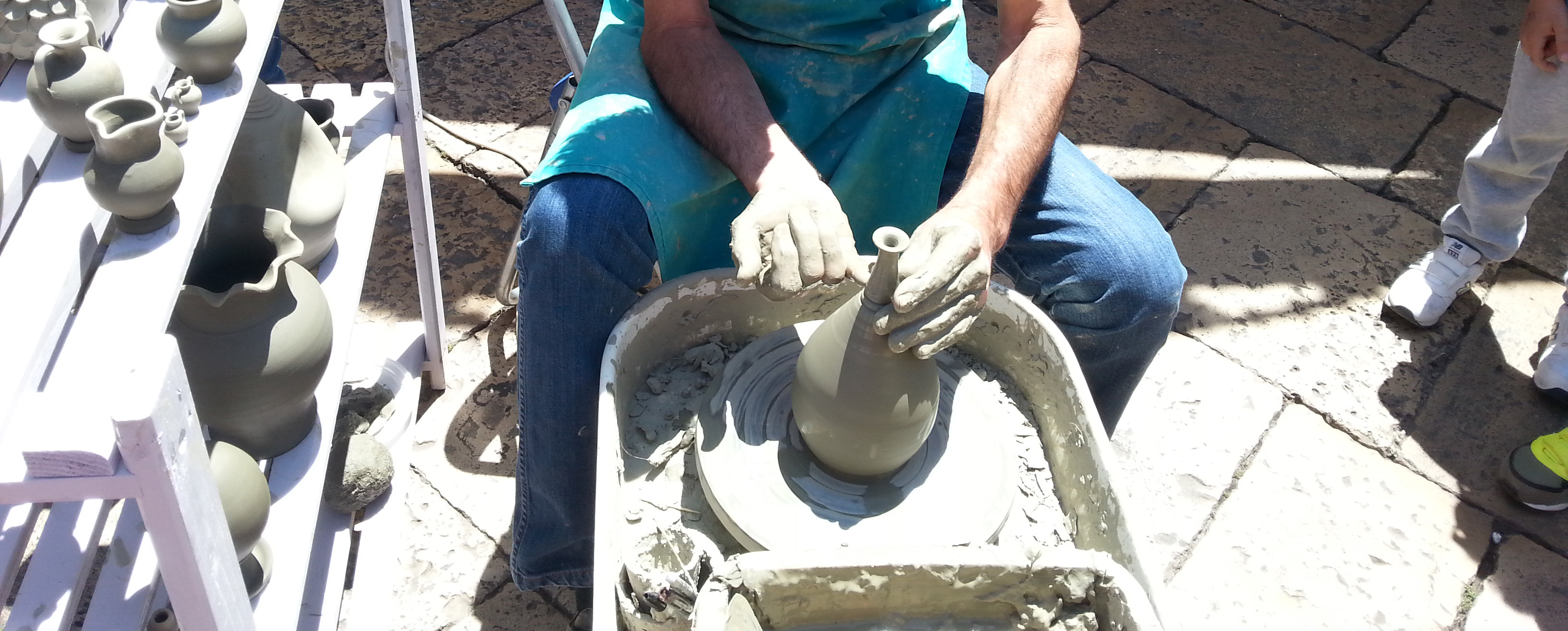 Lavorazione al tornio di un vaso in Terracotta Leccese.