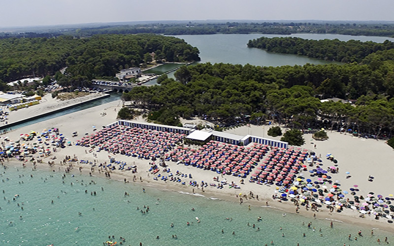 Lido della spiaggia degli Alimini e sullo sfondo i Laghi Alimini, Otranto.