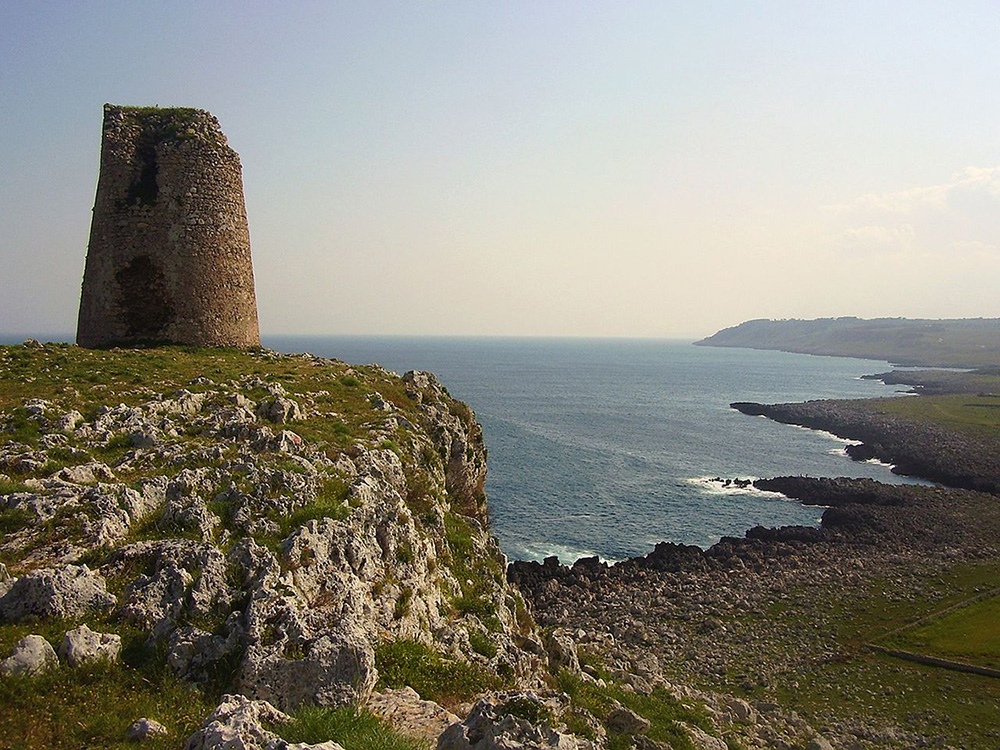 Vista dall'alto della costa della Baia dei Turchi con in primo piano la Torre Santo Emiliano, Baia Dei Turchi, Alimini, Otranto.
