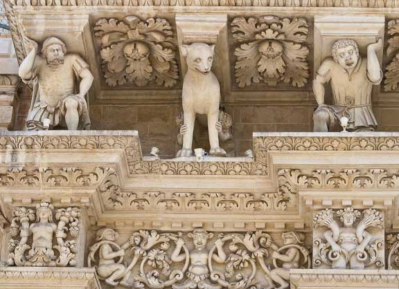 Immagine che rappresenta la ricchezza di particolari nella decorazione fastosa del barocco leccese. Particolare della facciata della Basilica di Santa Croce a Lecce.