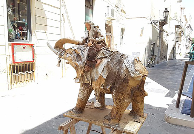 Beduino su un elefante in fase di lavorazione, tutto rigorosamente in cartapesta leccese.