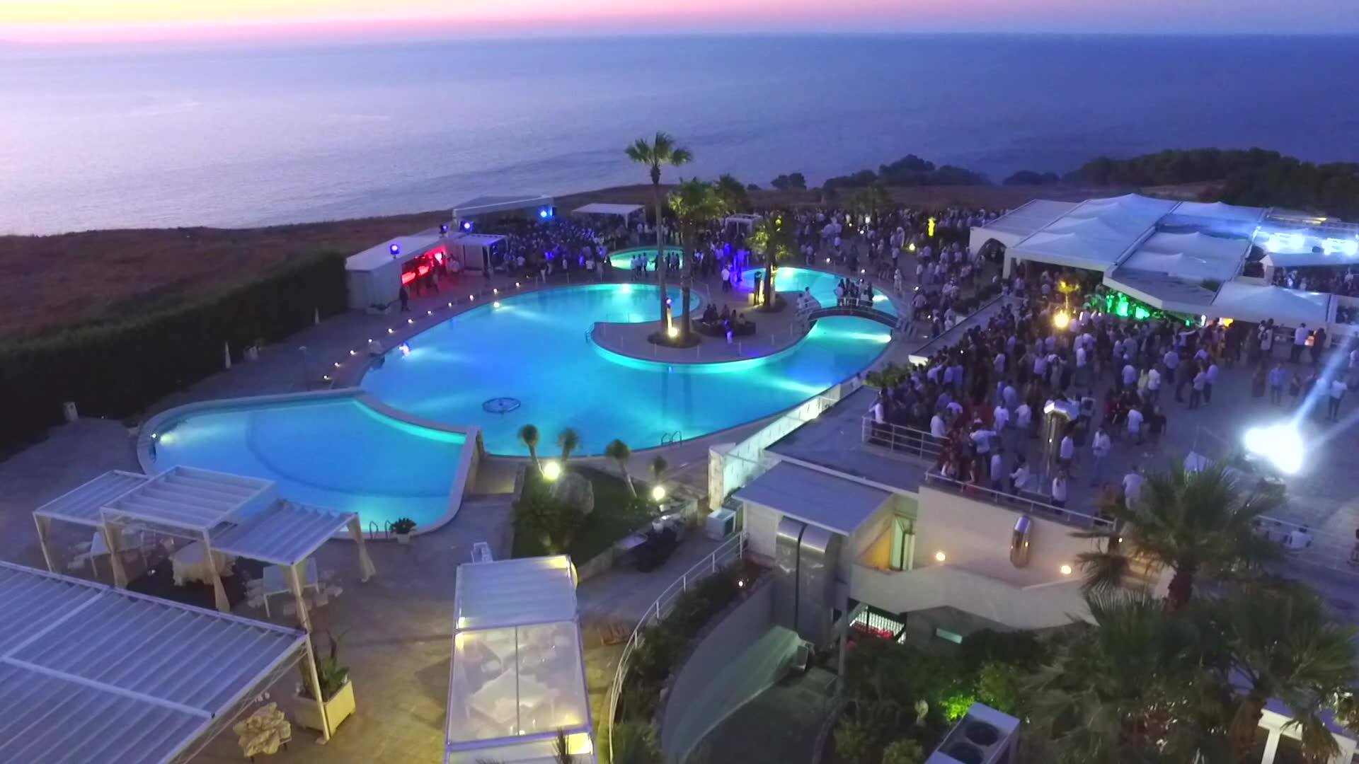 Di notte la piscina e la pista da ballo della "Discoteca BluBay" , Castro, Salento, Lecce.