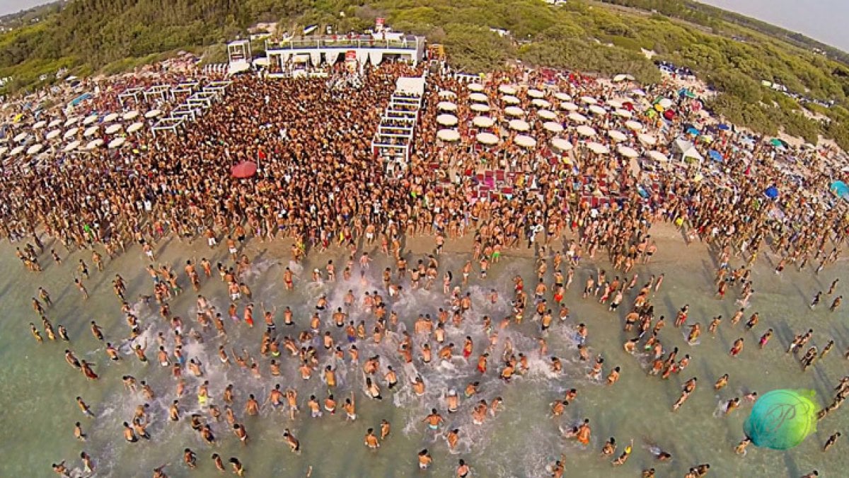 Sulla spiaggia, di giorno, musica e divertimento incontenibile al Beach Club Sansara, Gallipoli, Salento, Lecce.