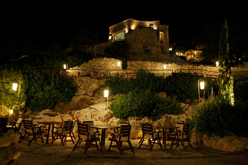 Suggestiva immagine di notte del "Gibò Luxury Club", Località Ciolo, Gagliano del Capo, Salento, Lecce.