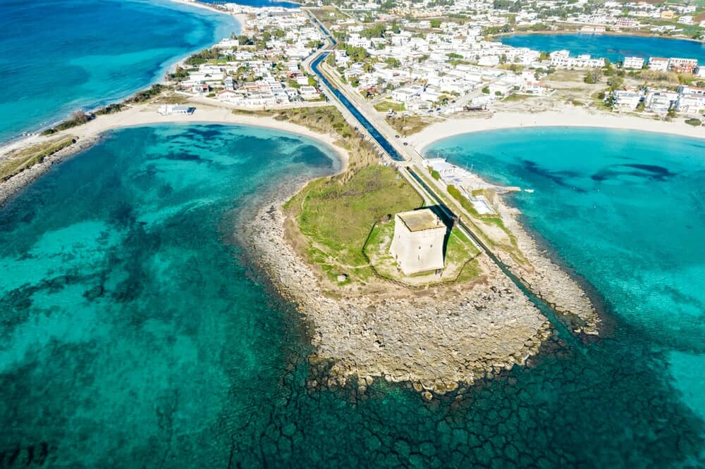 La marina di Torre Lapillo con la sua Torre di Avvistamento vista dall'alto, Torre Lapillo, Porto Cesareo, Lecce.