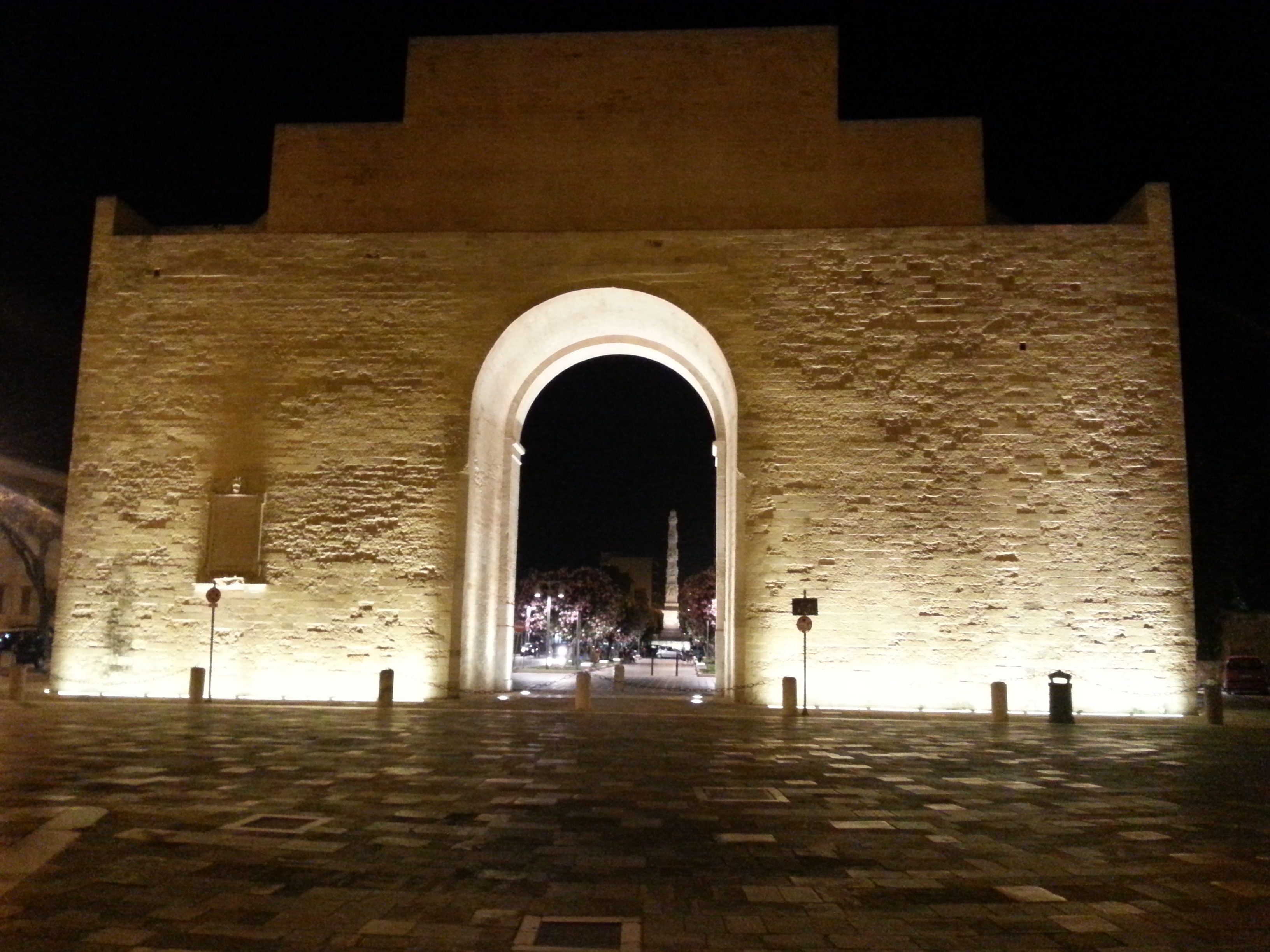 Arco di Porta Napoli, nell'arco si intravede l'Obelisco, Lecce.