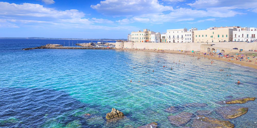 La spiaggia sotto le mura della Città Vecchia di Gallipoli.